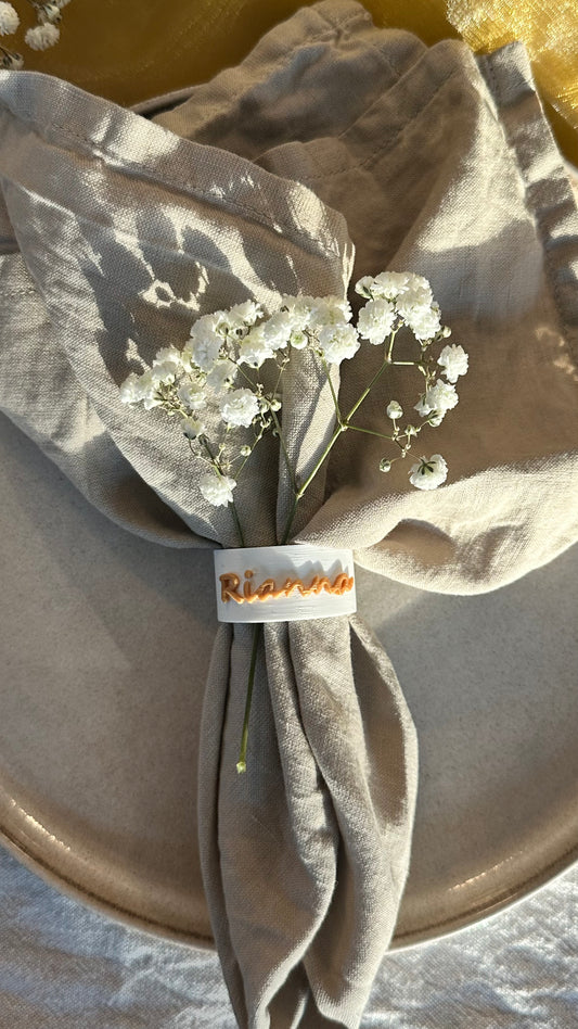 Personoitu servettirengas nimellä, tyylikäs kattauskoriste juhlapöytään.