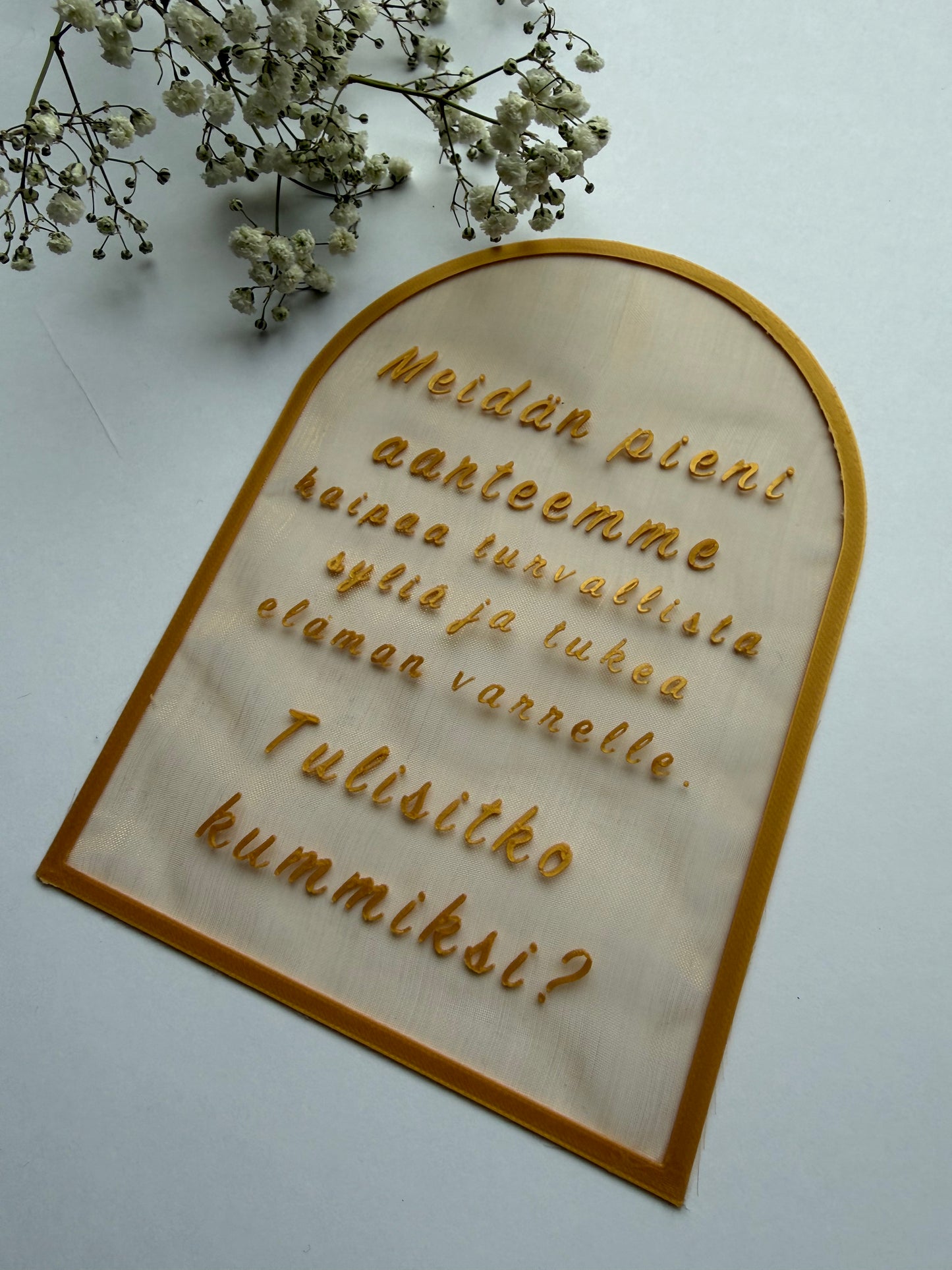 Kaunis kullanvärinen kummikutsu erityiseen kummihetkeen.