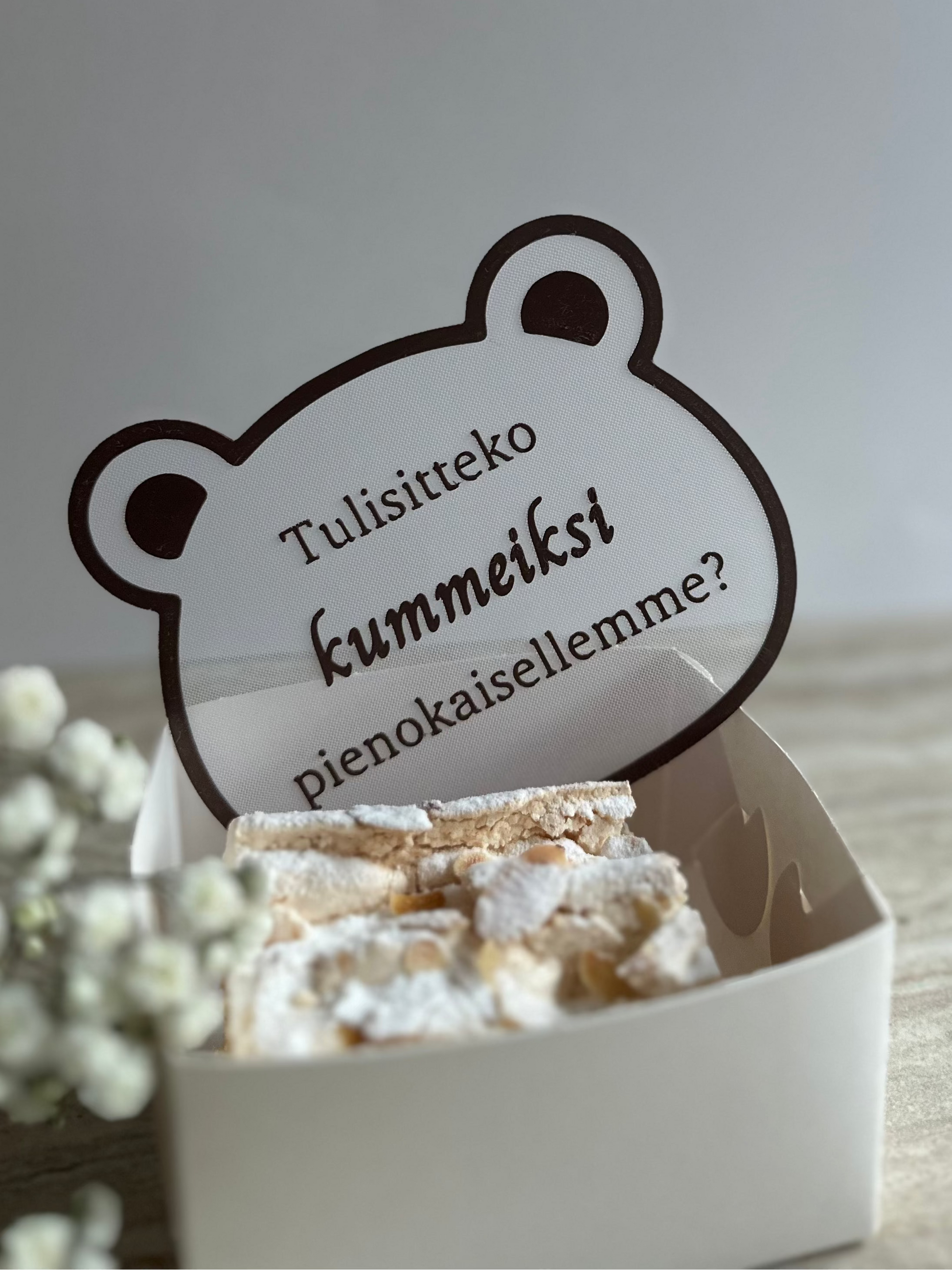 Nallen mallinen kummikutsu kauniiseen ja henkilökohtaiseen kummipyyntöön.