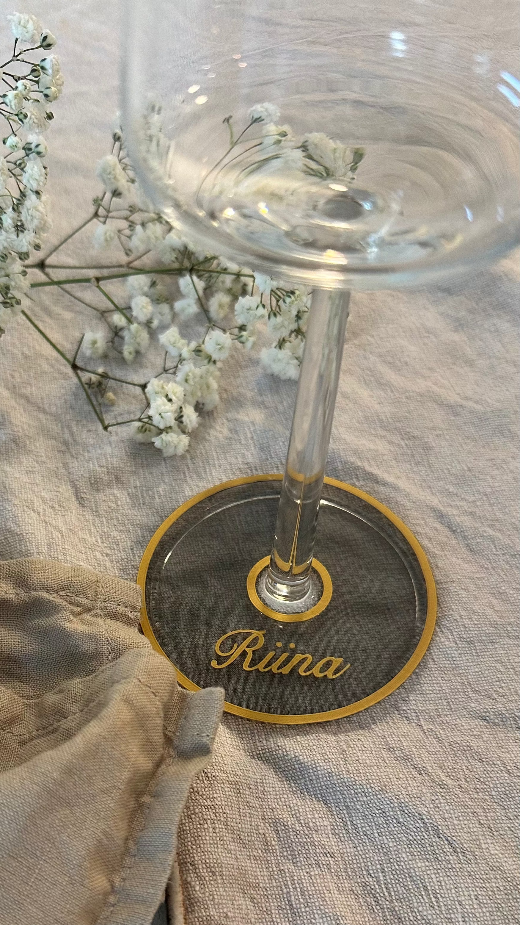 Yksilöllinen nimikyltti viinilasin pohjaan, elegantti lisä polttareihin, syntymäpäiville ja juhlakattaukseen.