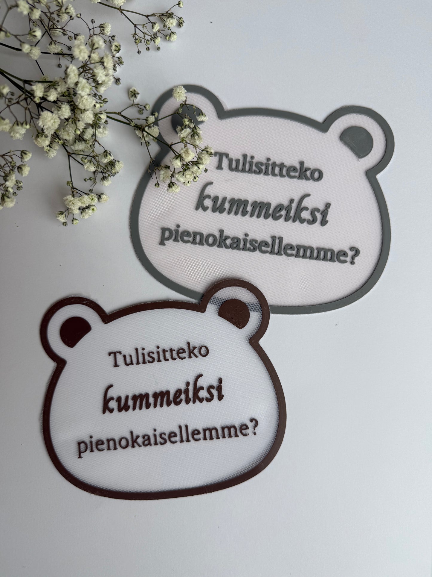Suloinen nallen muotoinen kummikutsu, jolla pyydetään läheistä kummiksi.