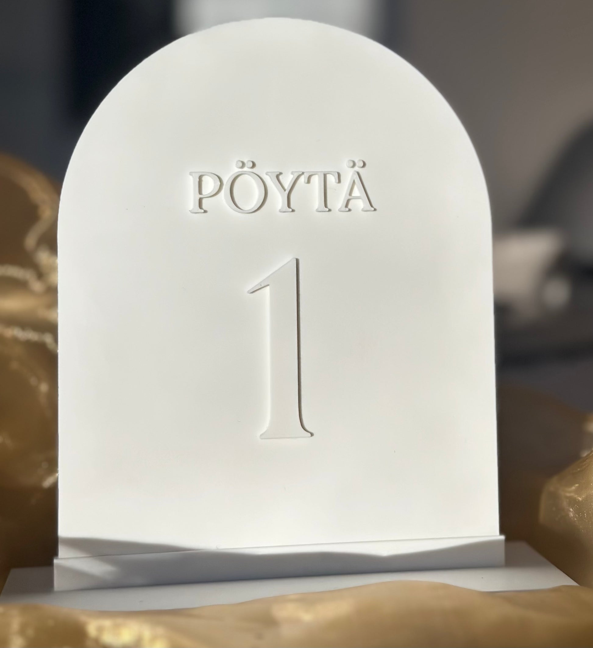 Jalallinen pöytänumero, jossa teksti kauniiseen hääkattaukseen.