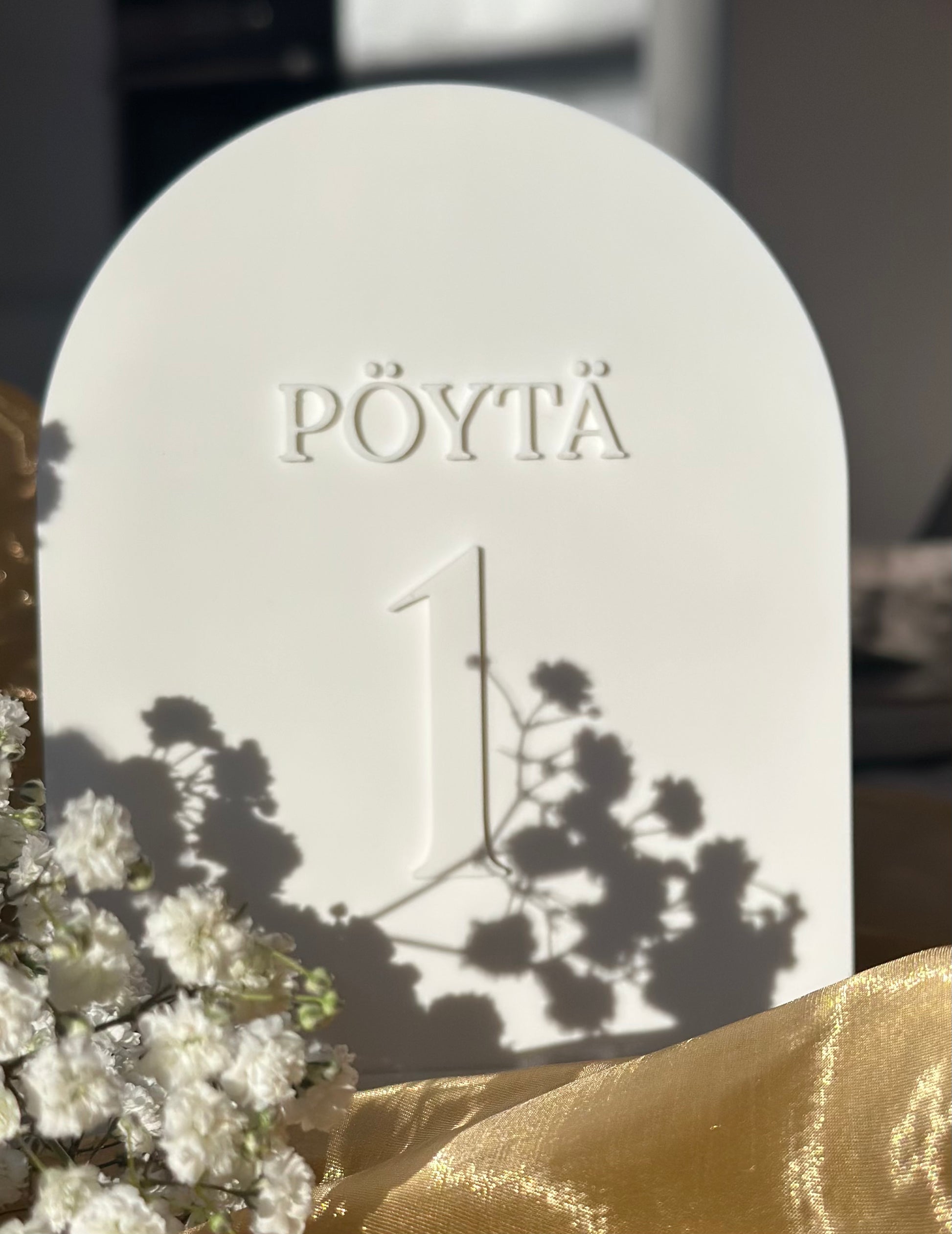 Jalallinen pöytänumero, jossa teksti kauniiseen hääkattaukseen.